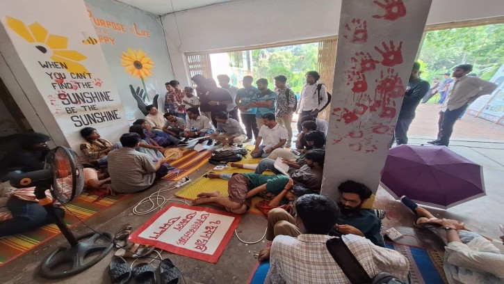 ৪৮ ঘন্টা ধরে অনশনে চট্টগ্রাম বিশ্ববিদ্যালয়ের ৯ শিক্ষার্থীর সবাই অসুস্থ 