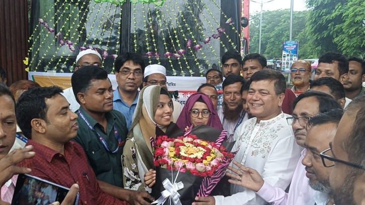 বেরোবিতে শিক্ষার্থীদের যাতায়াতে ৭টি বাস উদ্বোধন 