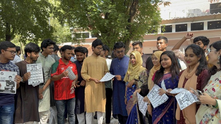 রাকসু নির্বাচনের শেষ মুহুর্তের প্রচারণায় মুখরিত ক্যাম্পাস 