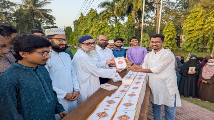 পবিপ্রবি বরিশাল ক্যাম্পাসে ছাত্রশিবিরের ফ্রি কুরআন বিতরণ