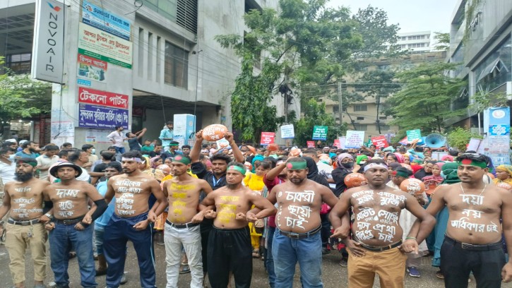 টানা ১৮ দিন অবস্থান কর্মসূচিতে আউটসোর্সিং কর্মীরা