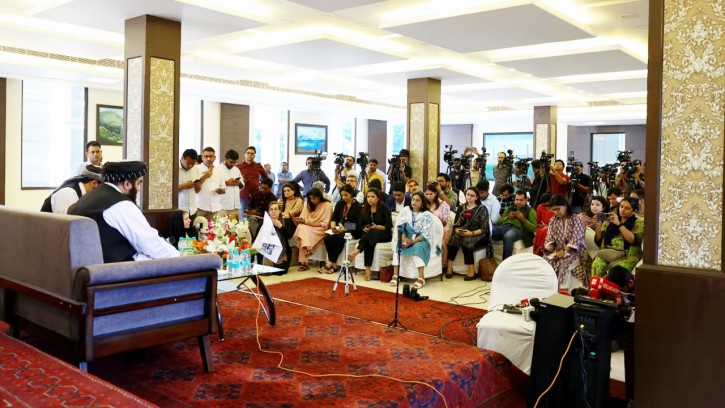 আফগান মন্ত্রীর ঠিক সামনে নারীদের বসালেন ভারতের পুরুষ সাংবাদিকরা