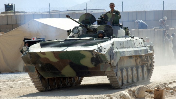 পাকিস্তান সীমান্তে ট্যাংক-অস্ত্র নিচ্ছে আফগানিস্তান