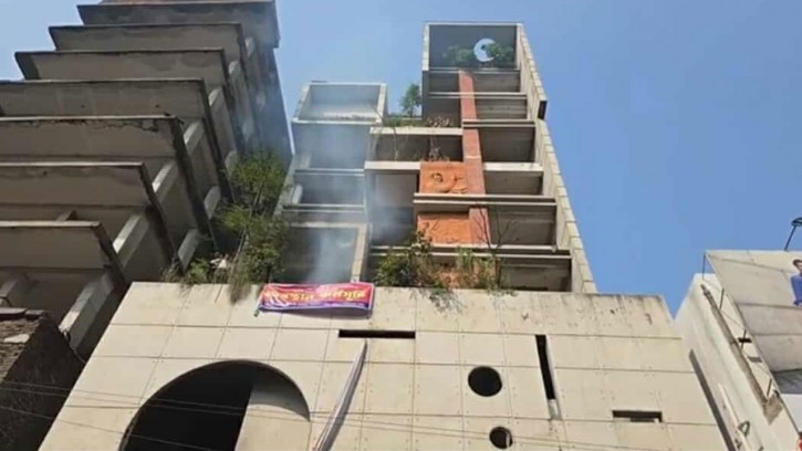 আওয়ামী লীগের কেন্দ্রীয় কার্যালয়ে ময়লা-আবর্জনায় আগুন