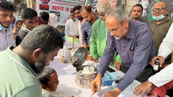 কড়াইল বস্তিতে বিএনপির দুই দিনব্যাপী চিকিৎসাসেবা ও ওষুধ বিতরণ