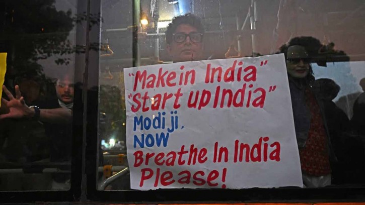 ‘আমি নিঃশ্বাস নিতে চাই’— দূষণে মৃত্যুফাঁদে পরিণত দিল্লির বাতাস