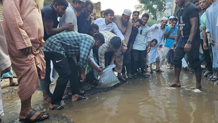 সড়কে মাছের পোনা ছেড়ে হাসনাত আবদুল্লাহর প্রতিবাদ