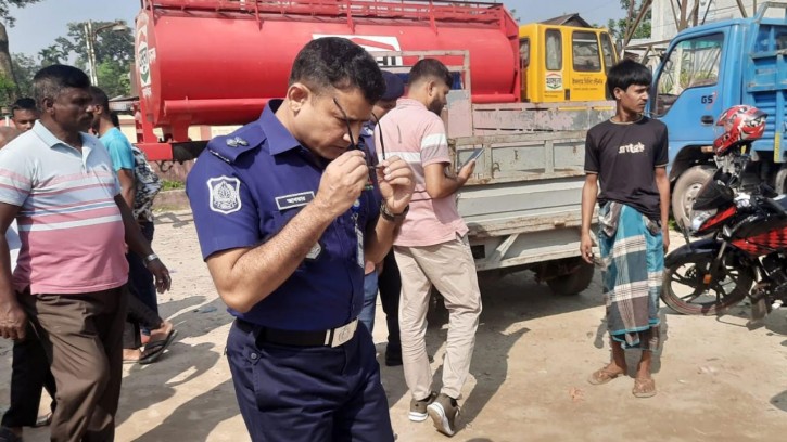 মাস্ক পরা ৩ যুবক বাসে আগুন দিয়ে পালিয়ে যায়