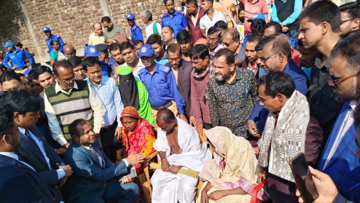 নিহত দীপু দাসের পরিবারের পাশে ডিসি, সহযোগিতার আশ্বাস