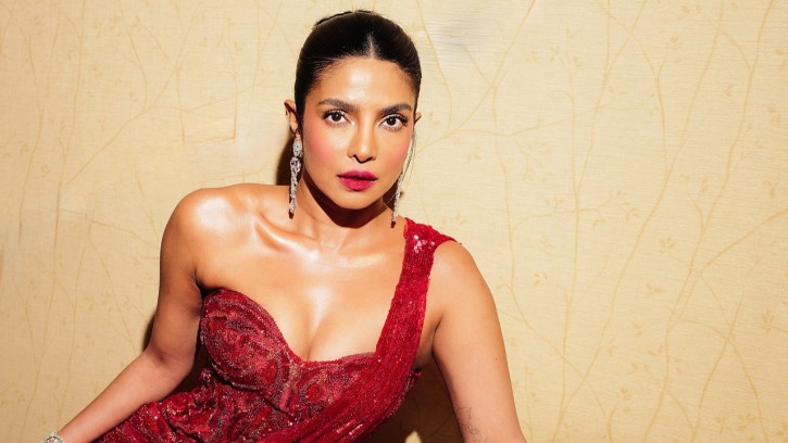 নতুন লুকে ঝড় ‍তুললেন প্রিয়াঙ্কা