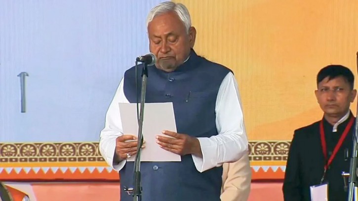 বিহার : রেকর্ড গড়ে দশমবারের মতো মুখ্যমন্ত্রীর শপথ নিলেন নীতিশ কুমার