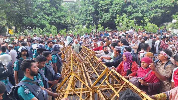 পুলিশি বাধায় সড়ক অবরোধ করে বসে পড়েছেন শিক্ষকরা