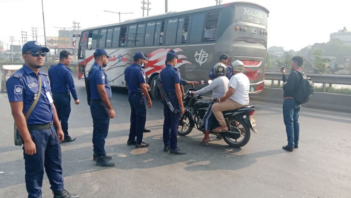 ঢাকা-আরিচা মহাসড়কে পুলিশের তল্লাশি, গণপরিবহন কম