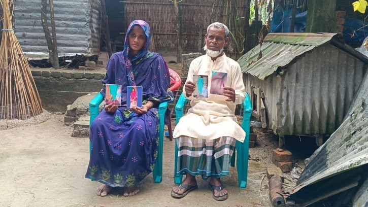 মেয়ের লাশের ছবি হাতে নিয়ে বিচারের জন্য দ্বারে দ্বারে ঘুরছেন বাবা-মা