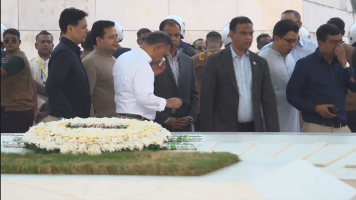 বাবার কবরের সামনে অশ্রুসিক্ত তারেক রহমান