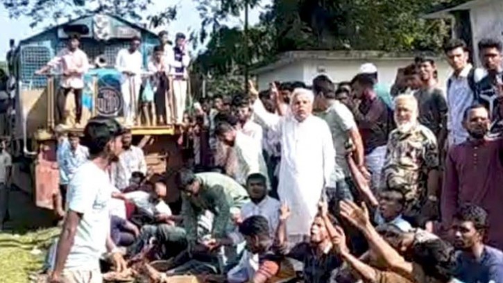 ময়মনসিংহে ট্রেন আটকে মনোনয়ন বঞ্চিত প্রার্থীর অনুসারীদের বিক্ষোভ